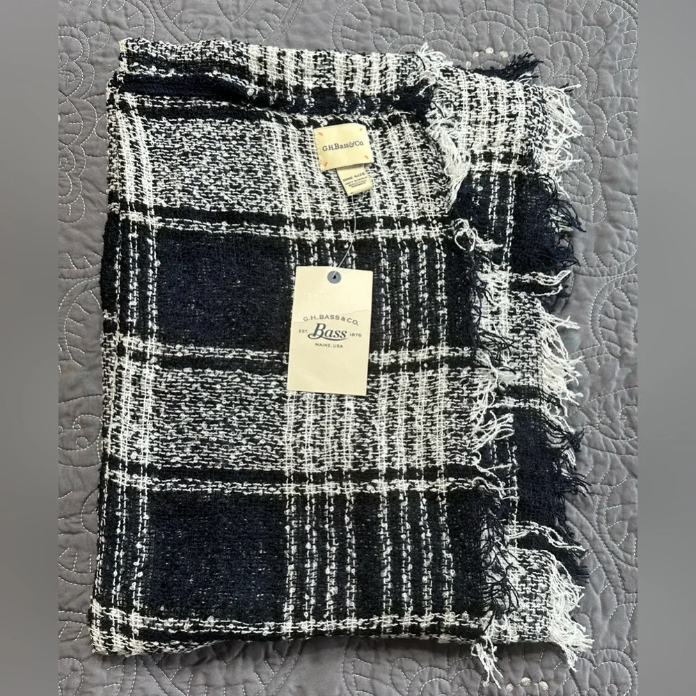 G.H. Bass & Co Women’s Navy/White/Black Plaid Woven Scarf NWT